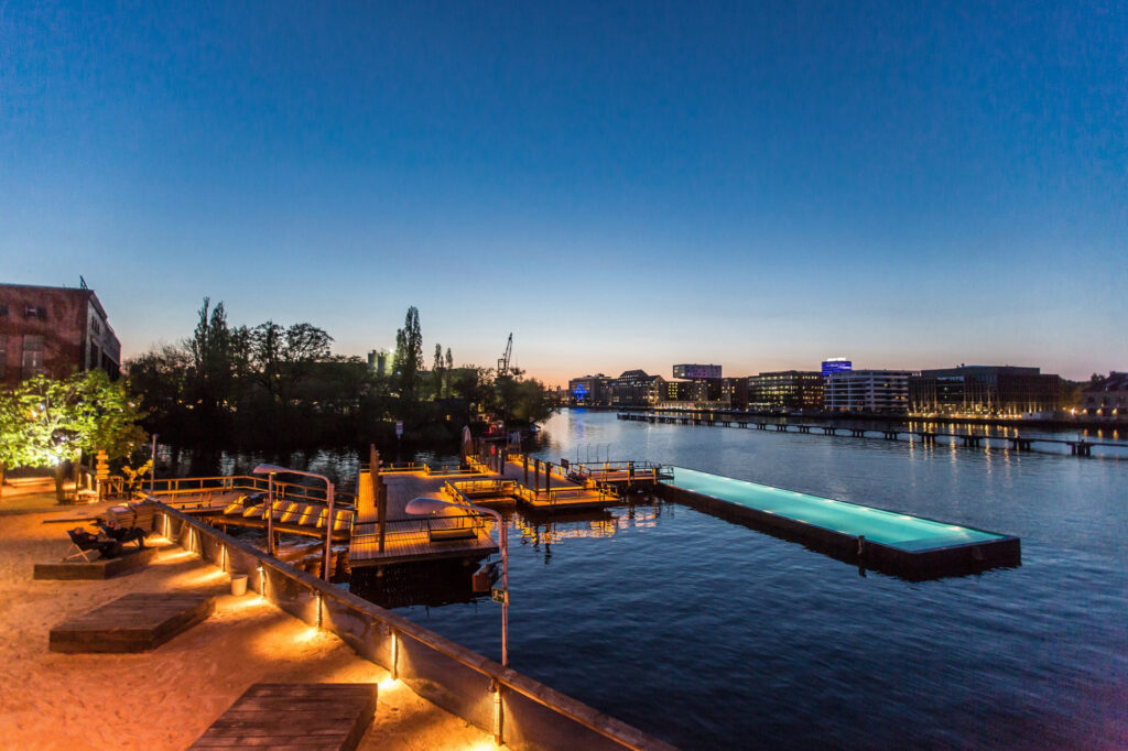 Badeschiff Open Air Club in Berlin im Sommer