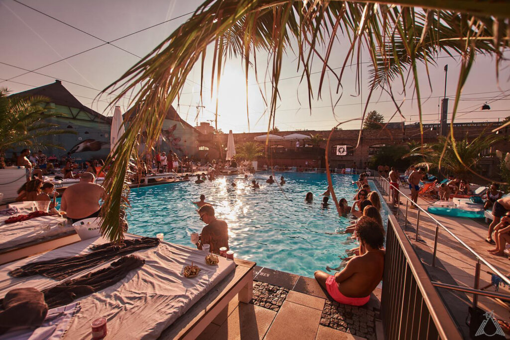 Haubentaucher Open Air Club in Berlin im Sommer
