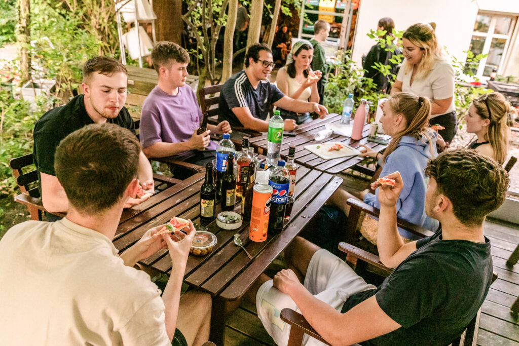 Gruppe von Solo Travellern im Hostel Eastseven Berlin