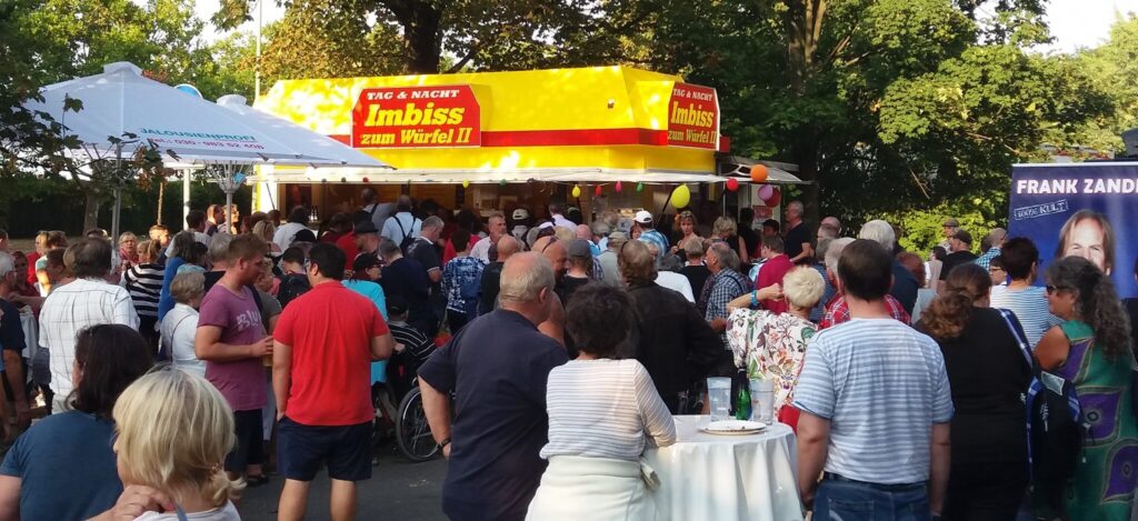 Leute in Berlin warten auf ihre Currywurst von Zum Würfel II 