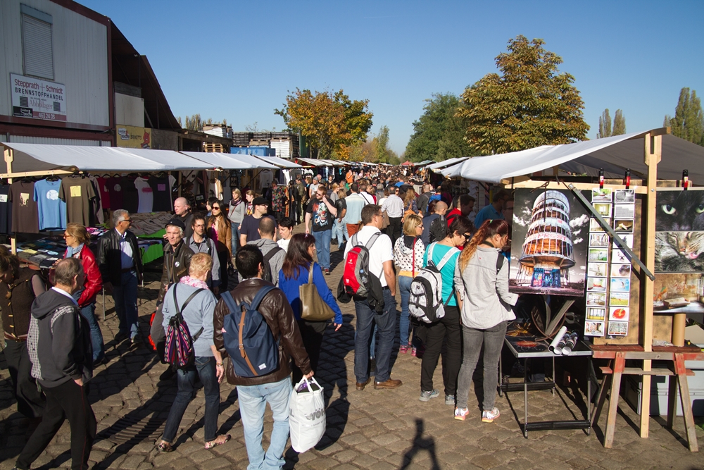 Flohmarkt im Mauerpark – einer der größten Open-Air thrift shop Berlin Spots mit Kleidung und Kunst.