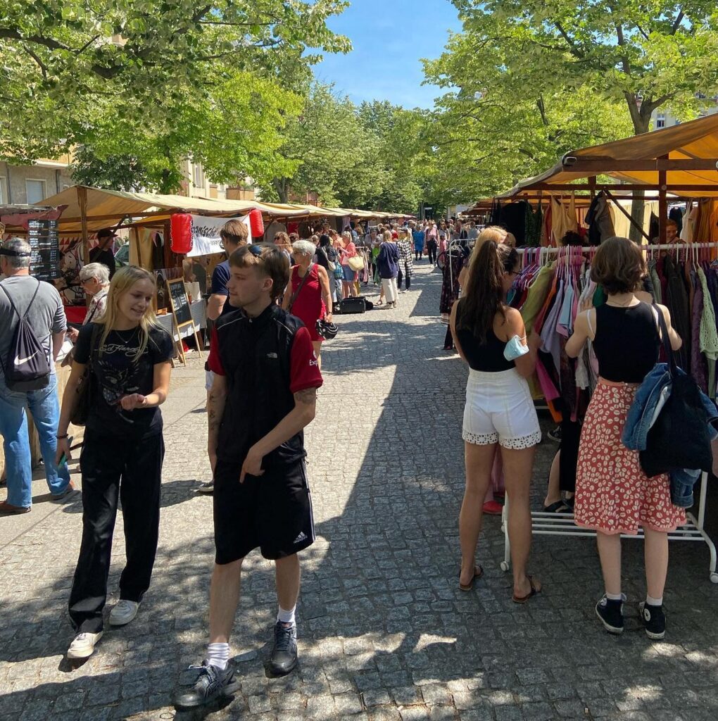 Besucher auf dem Vintage Flohmarkt am Kranoldplatz
