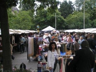 Besucher am Vintage Flohmarkt am Rathaus Schöneberg