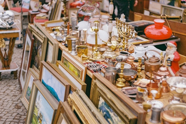 Vintage Bilder und Kerzenständer am Trödelmarkt Arkonaplatz