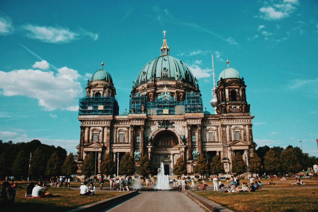 Menschen vor der Sehenswürdigkeit Berliner Dom 