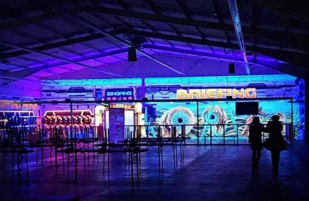 Futuristisch beleuchtete Laser-Tag-Arena mit Neonfarben im Laserstar Erlebniscenter, eine actiongeladene Wahl für außergewöhnliche Orte zum Geburtstag feiern in Berlin.