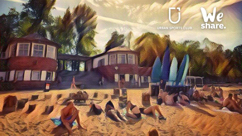 Digital bearbeitetes Bild eines Sandstrands mit Menschen, Surfbrettern, eine sportliche Location für außergewöhnliche Orte zum Geburtstag feiern in Berlin.