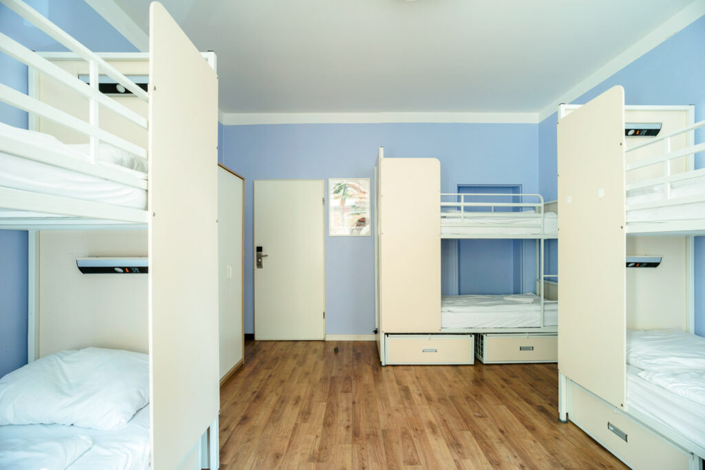 Mehrbettzimmer in der EastSeven Hostel Berlin Unterkunft, ideal für Reisende und Backpacker, mit modernen Etagenbetten.