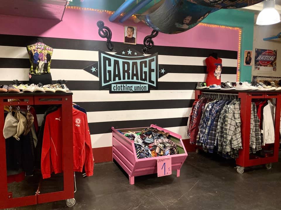 Bunte Auswahl an Kleidung im Garage thrift shop Berlin, einem der bekanntesten Secondhand-Stores der Stadt.