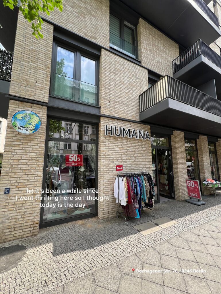 Humana thrift shop Berlin an der Boxhagener Straße mit Kleidungsständern und Sale-Angeboten.