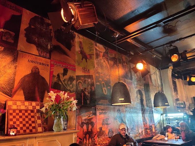 Gemütliches Café Cinema in Berlin mit kreativer Wandgestaltung und kultigem Flair, ein echtes verrücktes Restaurant Berlin.