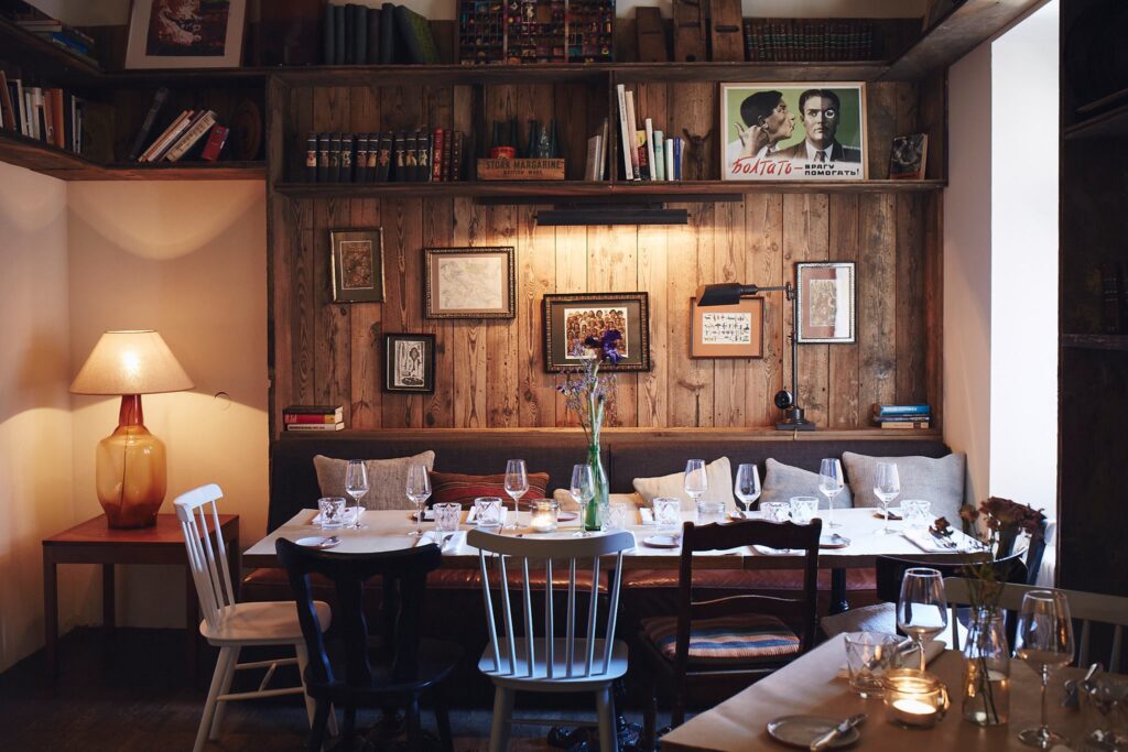 Gemütliches Interieur des Katz Orange – eines der verrückten Restaurants Berlin mit kreativem Konzept und einzigartiger Atmosphäre.