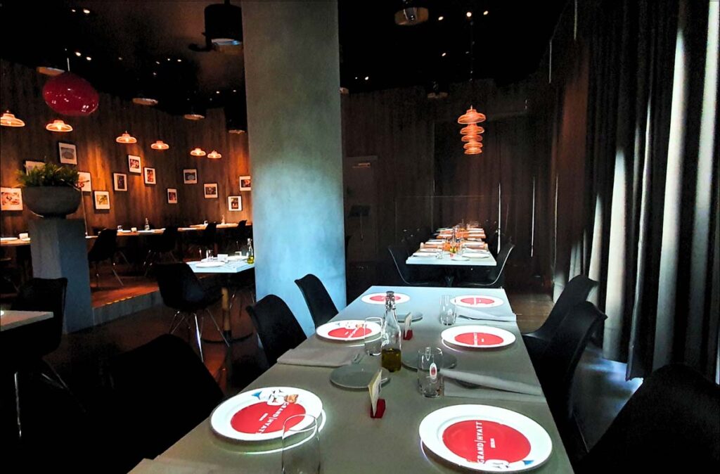 Innenansicht des Le Petit Chef – eines der verrückten Restaurants Berlin mit interaktivem Dinner-Erlebnis.