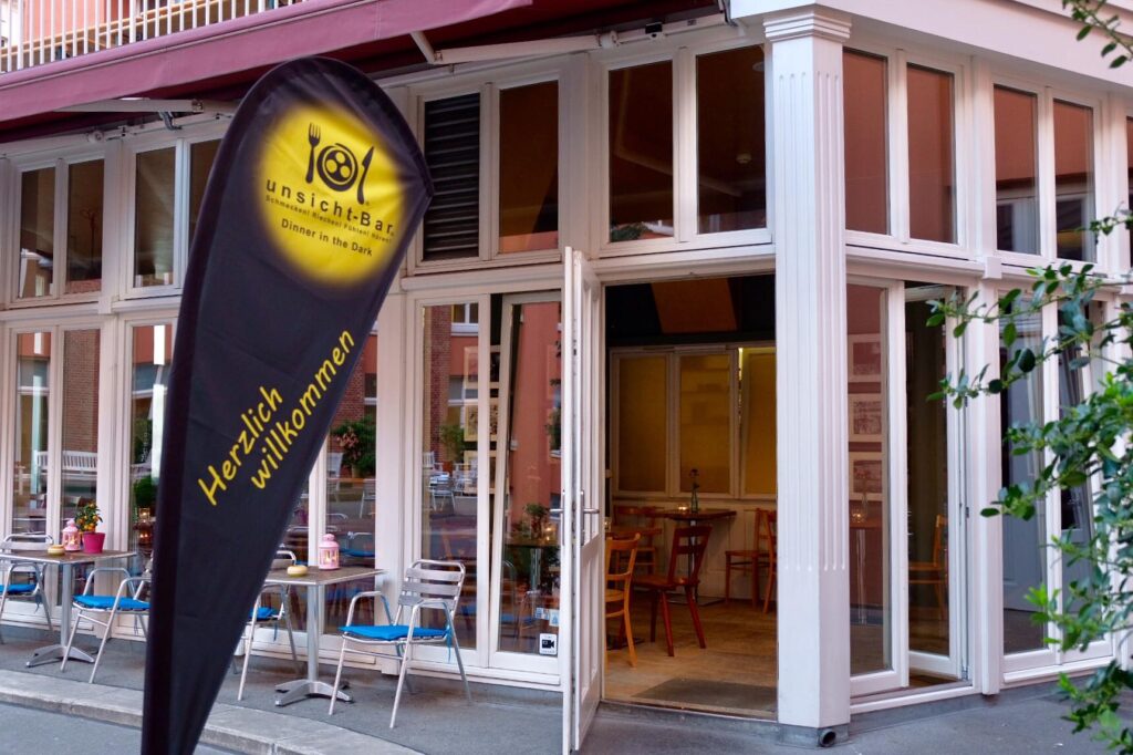 Eingang der Unsicht-Bar – eines der verrücktesten Restaurants Berlin mit dem Konzept ‚Dinner in the Dark‘.