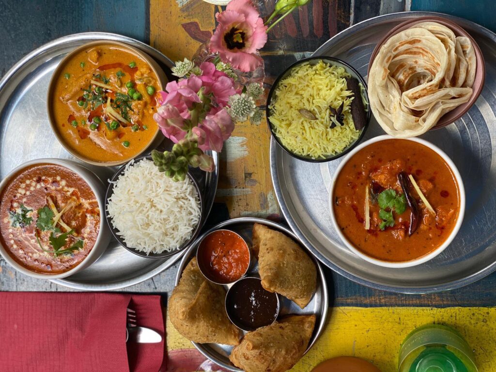 Vielfältige Currys und Beilagen bei Chutnify – Restaurant Prenzlauer Berg Geheimtipp für indische Küche.